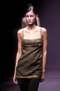 2_prada-fw-1999-3_html.thumb.JPEG.aefe3c4507904a6801095d2ed5fd64e9.JPEG