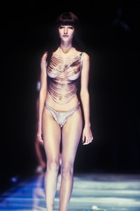 3_alexander-mcqueen-ss-1998-4_html.thumb.JPEG.24154180af5269df945bff16099a7c5d.JPEG