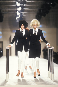 3_chanel-ss-1997-4_html.thumb.JPEG.68456d36f8a30c9aa8e18d2fd864a941.JPEG