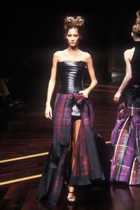 3_giafranco-ferre-fw-1999-4_html.thumb.JPEG.c73d2222ad5e3c06834c8c9c291464b4.JPEG