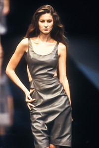 3_givenchy-ss-1999-4_html.thumb.JPEG.a3324570168ce93f38c43d0824b7ec31.JPEG