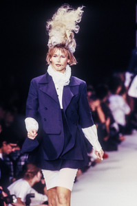 3_karl-lagerfeld-ss-1994-4_html.thumb.JPEG.dff0192f0a2890d491c90e7f51119b32.JPEG