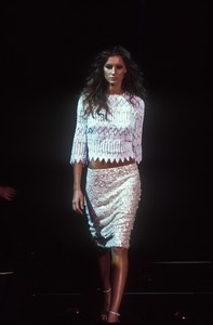 3_versace-fw-1999-4_html.thumb.JPEG.a0fe4934e72733bc702318ca70e1806a.JPEG