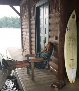 42A6162300000578-4725880-Relax_Crawford_kicked_up_her_feet_on_the_deck_of_her_lakeside_co-a-16_1500924955785.jpg