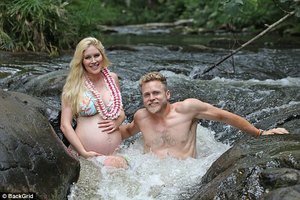 43269DC000000578-4780684-Aww_The_couple_cosied_up_by_the_river-a-54_1502426603834.jpg