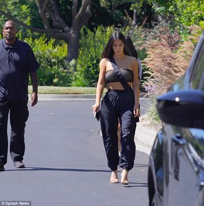 4340AAC700000578-4790882-That_s_a_lot_of_front_Kim_Kardashian_continued_to_leave_little_t-a-14_1502763387730.jpg