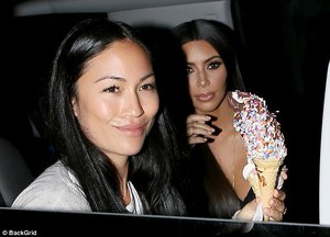 4365E88A00000578-4806096-Looks_delicious_Kim_Kardashian_treated_herself_to_some_soft_serv-m-63_1503195941336.jpg
