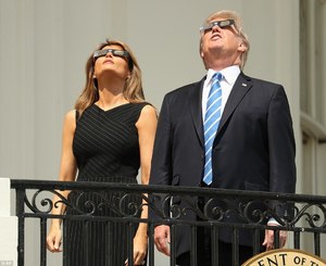 4371394C00000578-4810532-Melan_isandre_The_First_Lady_and_President_took_in_the_eclipse_f-a-52_1503346093815.jpg