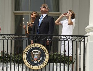 4371FF2500000578-4810532-Tanning_Trumps_Melania_then_did_the_same_thing_a_short_while_lat-a-44_1503346093383.jpg