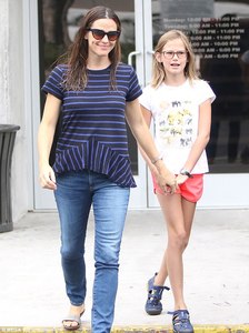 4380222200000578-4817984-Mommy_and_me_Jennifer_Garner_dressed_comfortably_for_the_Wednesd-a-70_1503528689478.jpg