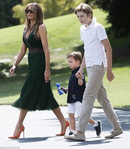 438FE37F00000578-4824444-Helping_hand_President_Trump_s_youngest_child_Barron_11_held_ont-m-40_1503697549038.jpg