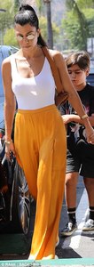 43979BB600000578-4826680-Not_so_mellow_yellow_Kourt_s_pants_were_hard_to_miss_and_made_he-a-6_1503790183522.jpg