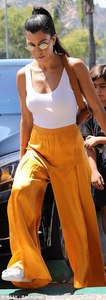 43979CE000000578-4826680-Not_so_mellow_yellow_Kourt_s_pants_were_hard_to_miss_and_made_he-a-4_1503790183304.jpg