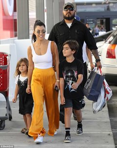 4397E1A600000578-4826680-Mommy_duty_Kourtney_Kardashian_took_her_kids_to_Target_on_Saturd-a-1_1503790183257.jpg