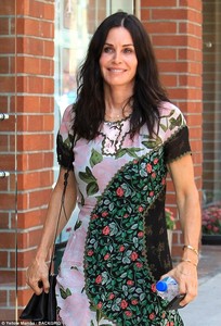43A8778600000578-0-Places_to_be_Courteney_Cox_stepped_out_in_a_pretty_red_pink_and_-m-41_1503977009698.jpg