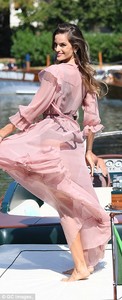 43B47FB800000578-4836248-Making_an_entrance_Izabel_Goulart_proved_she_knows_how_to_make_a-a-170_1504091776184.jpg