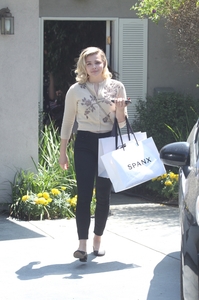 49131065_chloe-grace-moretz-instyle-s-day-of-indulgence-party-in-brentwood-42.jpg