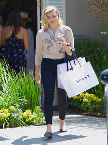 49131076_chloe-grace-moretz-instyle-s-day-of-indulgence-party-in-brentwood-45.jpg