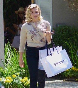 49131119_chloe-grace-moretz-instyle-s-day-of-indulgence-party-in-brentwood-58.jpg