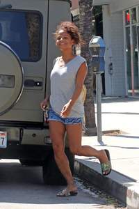 49216052_49210474_christina-milian-7.jpg