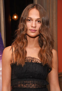 49235002_alicia-vikander-1.thumb.jpg.641a76667dda22c3c82c8877cdf58051.jpg