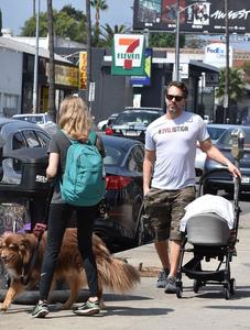 49864756_amanda-seyfried-21.jpg