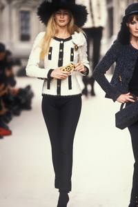 4_chanel-fw-1994-15_html.thumb.JPEG.4559a59124c48f740fd89f8b53c50755.JPEG