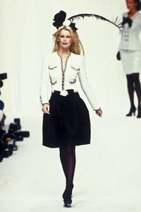 4_chanel-hc-fw-1994-5_html.thumb.JPEG.5e9e9e11969f26e1c4c9a12e97665a65.JPEG