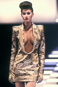 4_givenchy-fw-1998-5_html.thumb.JPEG.299cbeca3fc1998a5f6582a446d7df2e.JPEG