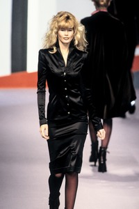 4_karl-lagerfeld-fw-1995-5_html.thumb.JPEG.38e4c4b35362ef6c724589b52ed99df7.JPEG