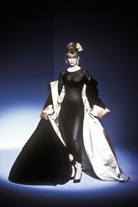 4_thierry-mugler-fw-1995-5_html.thumb.JPEG.38ba116d64a203d9f9cdd2117c9a28af.JPEG