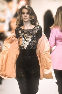 4_valentino-fw-1991-5_html.thumb.JPEG.166f0d1cef5d8e11adf5ade4c8cb9ac0.JPEG