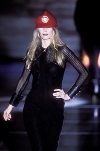 4_versace-fw-1993-5_html.thumb.JPEG.b66cfada0a7f6d74378e9e638b0f6b46.JPEG