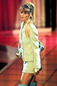 4_versace-fw-1994-5_html.thumb.JPEG.303903c0b37681a89a3560a3f43d2cdd.JPEG