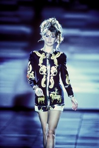 4_versace-ss-1992-5_html.thumb.JPEG.b19ff33340eec9843a6cba830c84c2e4.JPEG