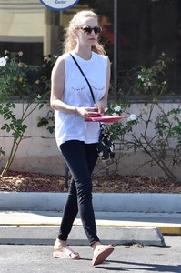 50280496_amanda-seyfried-02.jpg
