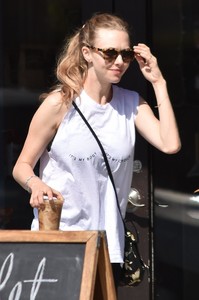 50280504_amanda-seyfried-06.jpg