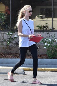 50280600_amanda-seyfried-29.jpg
