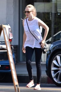 50280642_amanda-seyfried-33.jpg