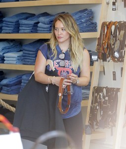 50349948_hilary-duff-05.jpg