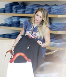 50349982_hilary-duff-08.jpg