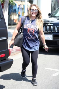 50350092_hilary-duff-16.jpg