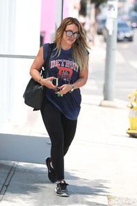 50350175_hilary-duff-21.jpg