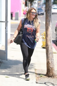 50350275_hilary-duff-26.jpg