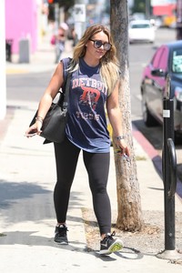 50350328_hilary-duff-28.jpg