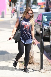 50350345_hilary-duff-29.jpg