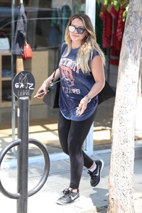 50350440_hilary-duff-32.jpg