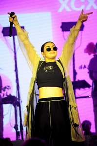 50430019_charli-xcx-1.jpg