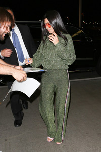 Kourtney+Khloe+Kardashian+seen+LAX+0jo0f9qbPovx.jpg