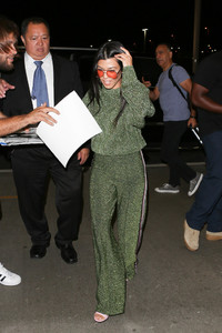 Kourtney+Khloe+Kardashian+seen+LAX+pQNE-tLCPD7x.jpg